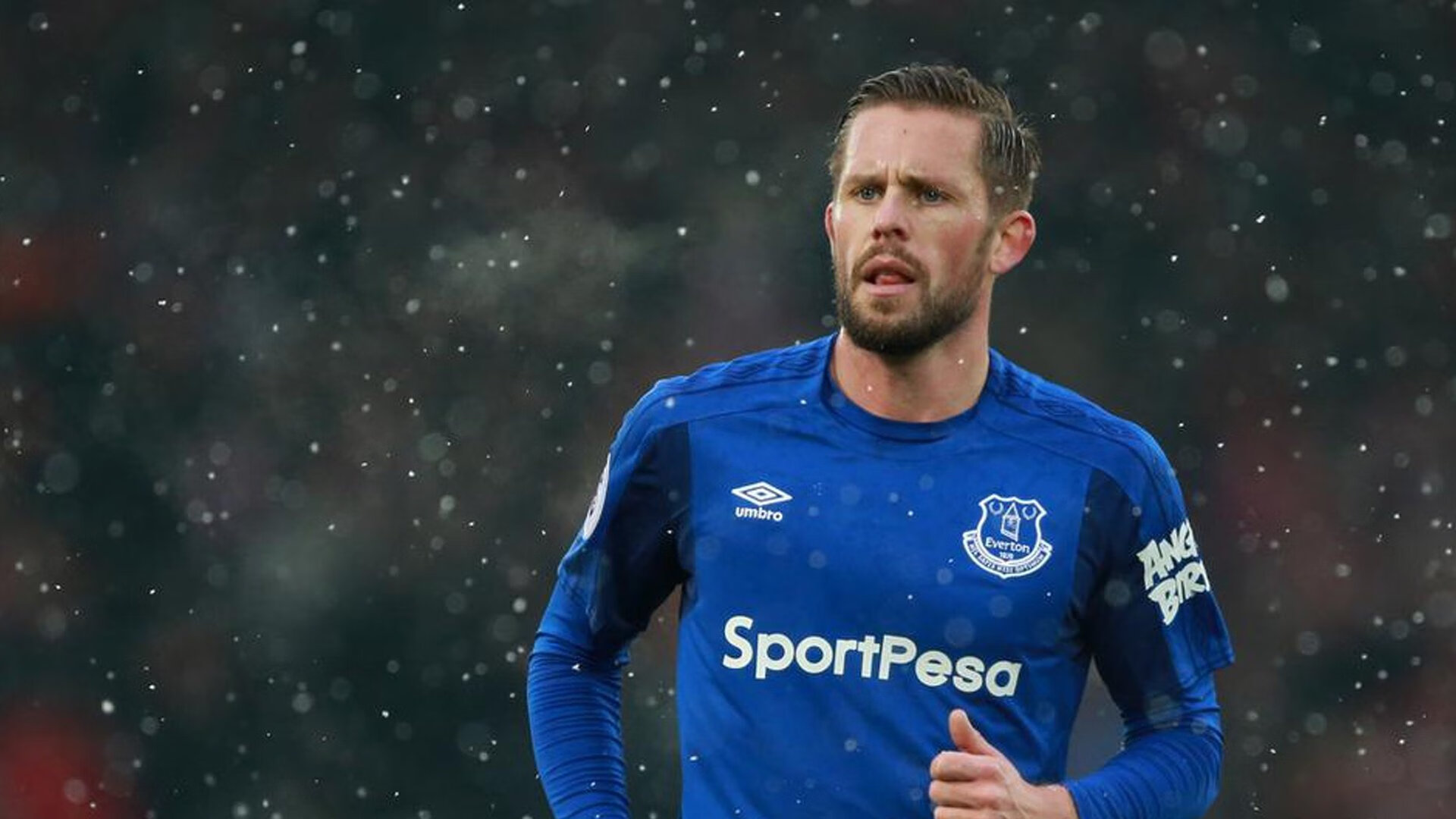 冰雪运动设备升级，滑雪服助力寒冷环境下的运动表现，冰道滑雪服